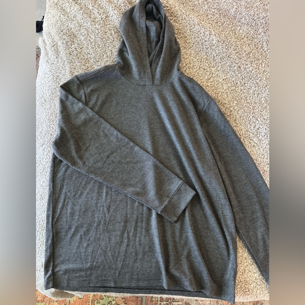 Vineyard Vines Men's Gray and Black lightweight hoodie